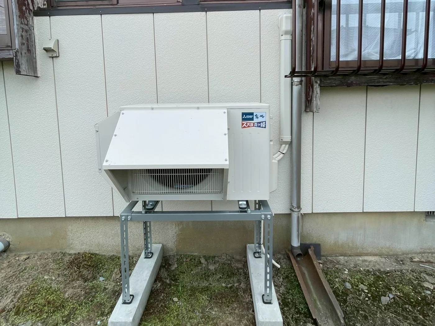 KXV2826室外機に高置架台と防雪フードを設置した実施工例