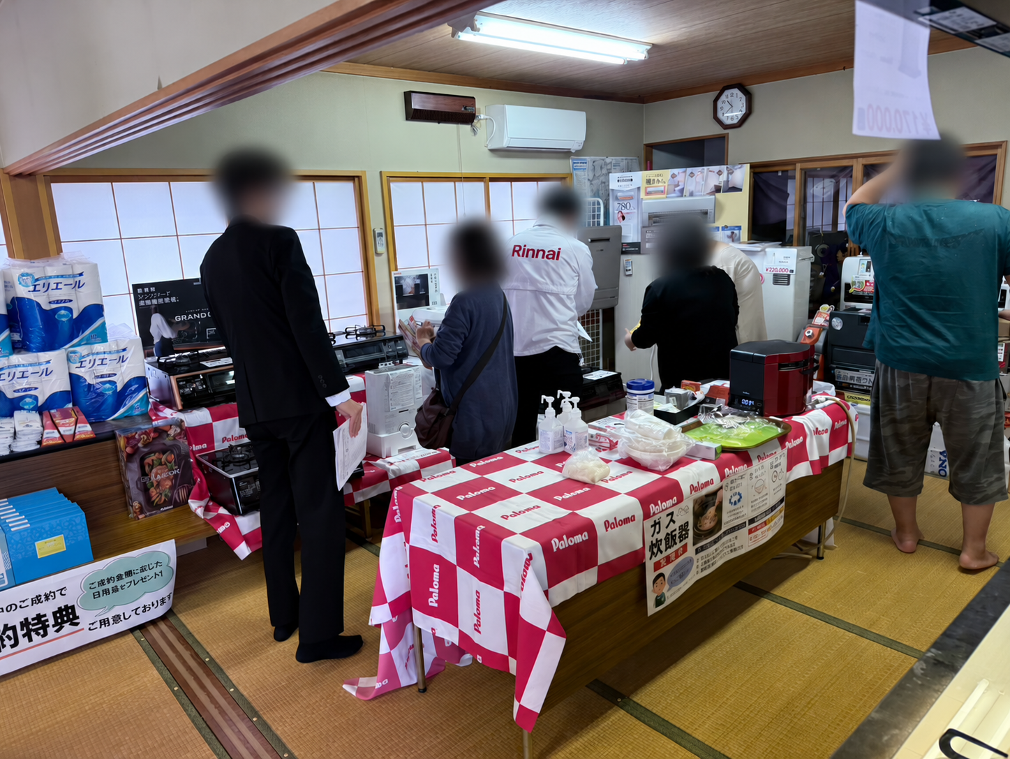 会場内で展示されたガス器具を見ながら相談する様子。人物の顔はぼかしています。