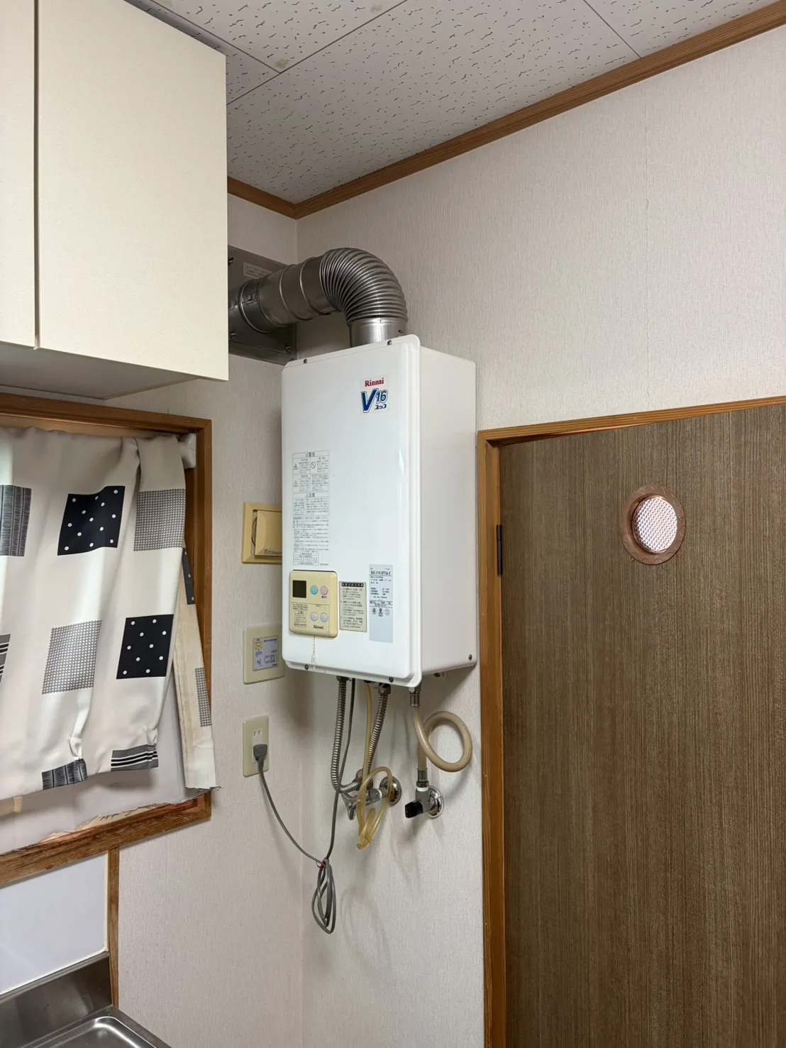 経年劣化した屋内設置の16号給湯器（リンナイ）