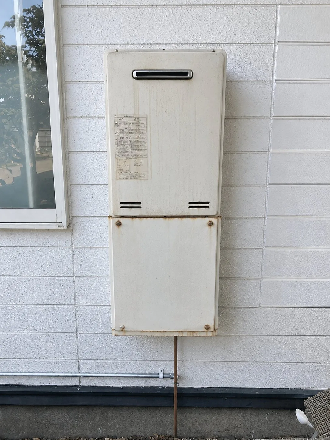 経年劣化した灯油ふろ給湯器（屋外設置）