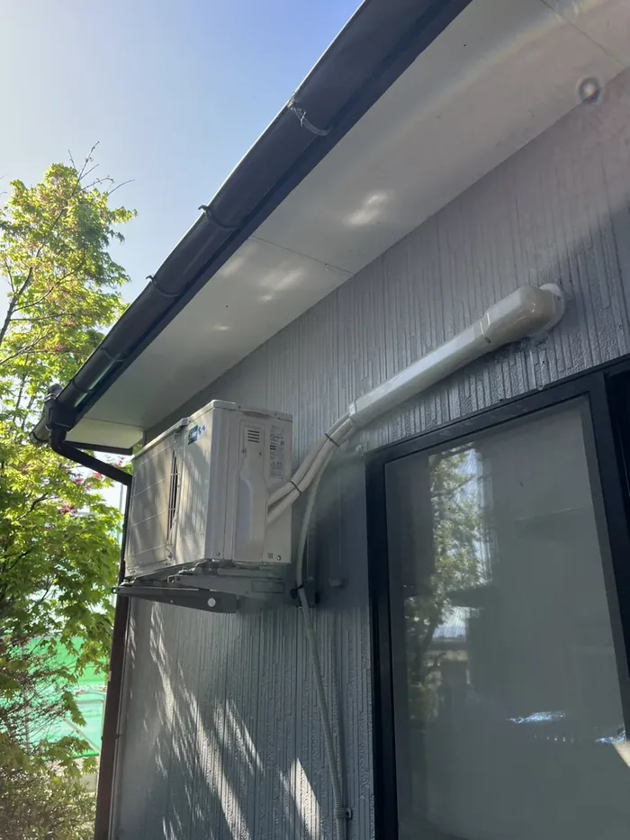 庄内町 交換後の室外機（既設の配管化粧カバーを活用しすっきり設置）
