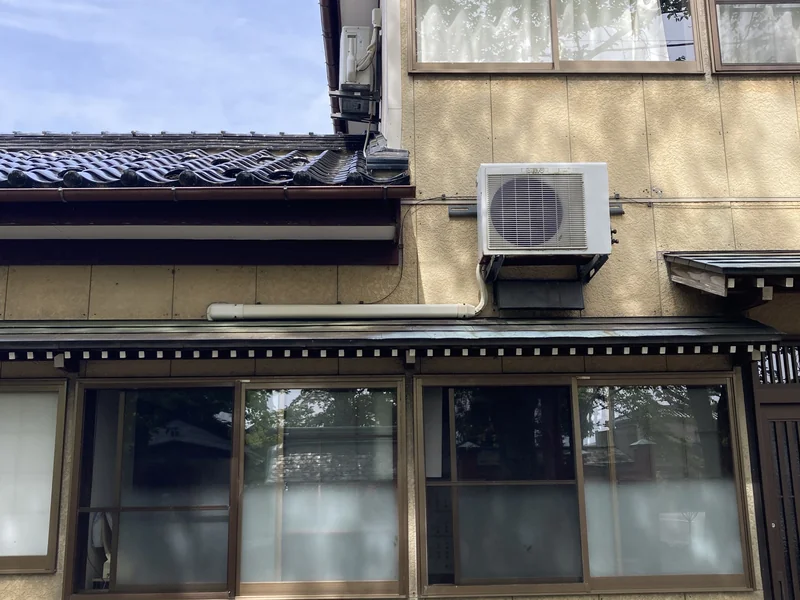 酒田市E様邸 エアコン交換前 室外機（SANYO製・経年使用）