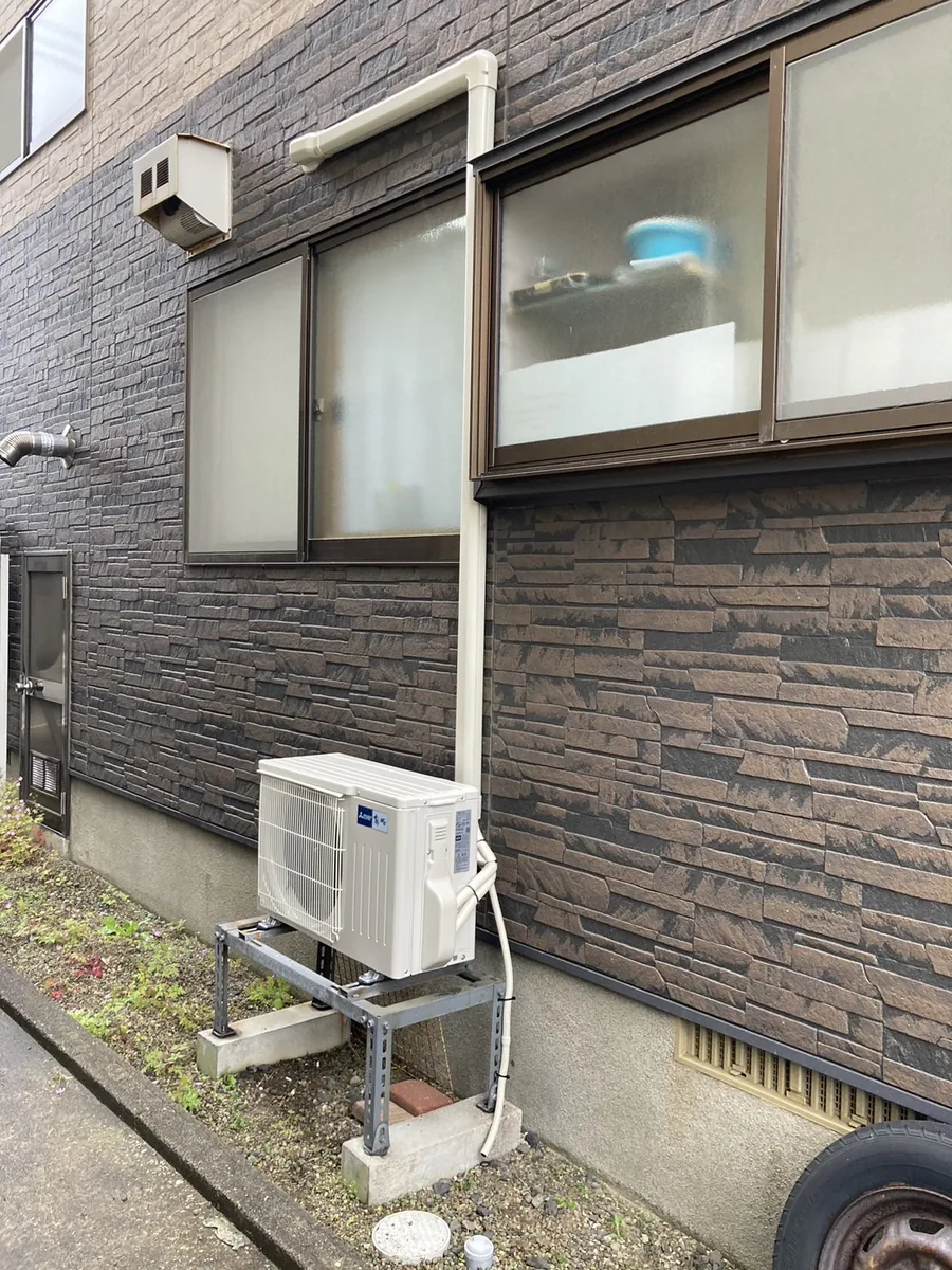 酒田市 10畳用エアコン交換後 室外機（三菱製・防振ゴム・配管化粧カバー設置）