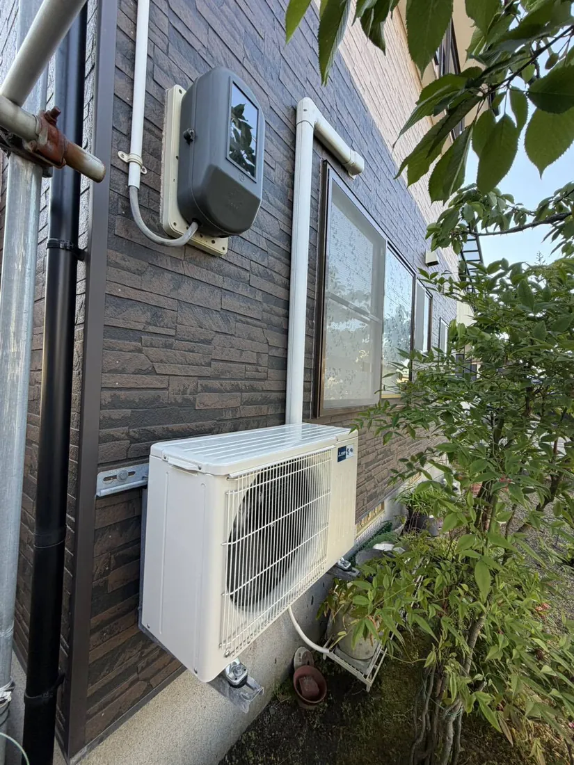酒田市 エアコン交換後 室外機（既設の壁面架台・配管化粧カバーを再利用し防振ゴムを新調）