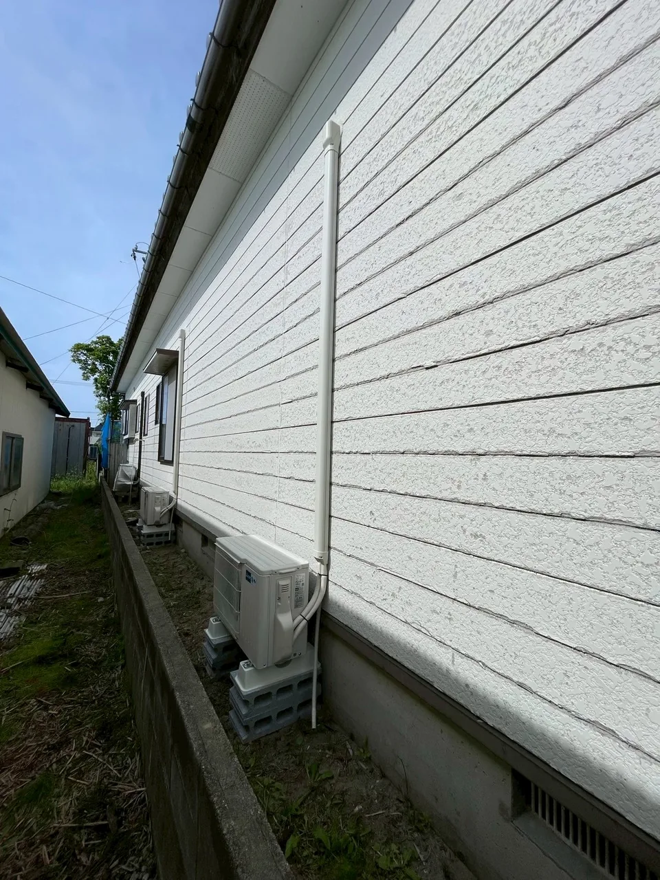 酒田市 エアコン室外機 設置後 化粧カバー仕上げ