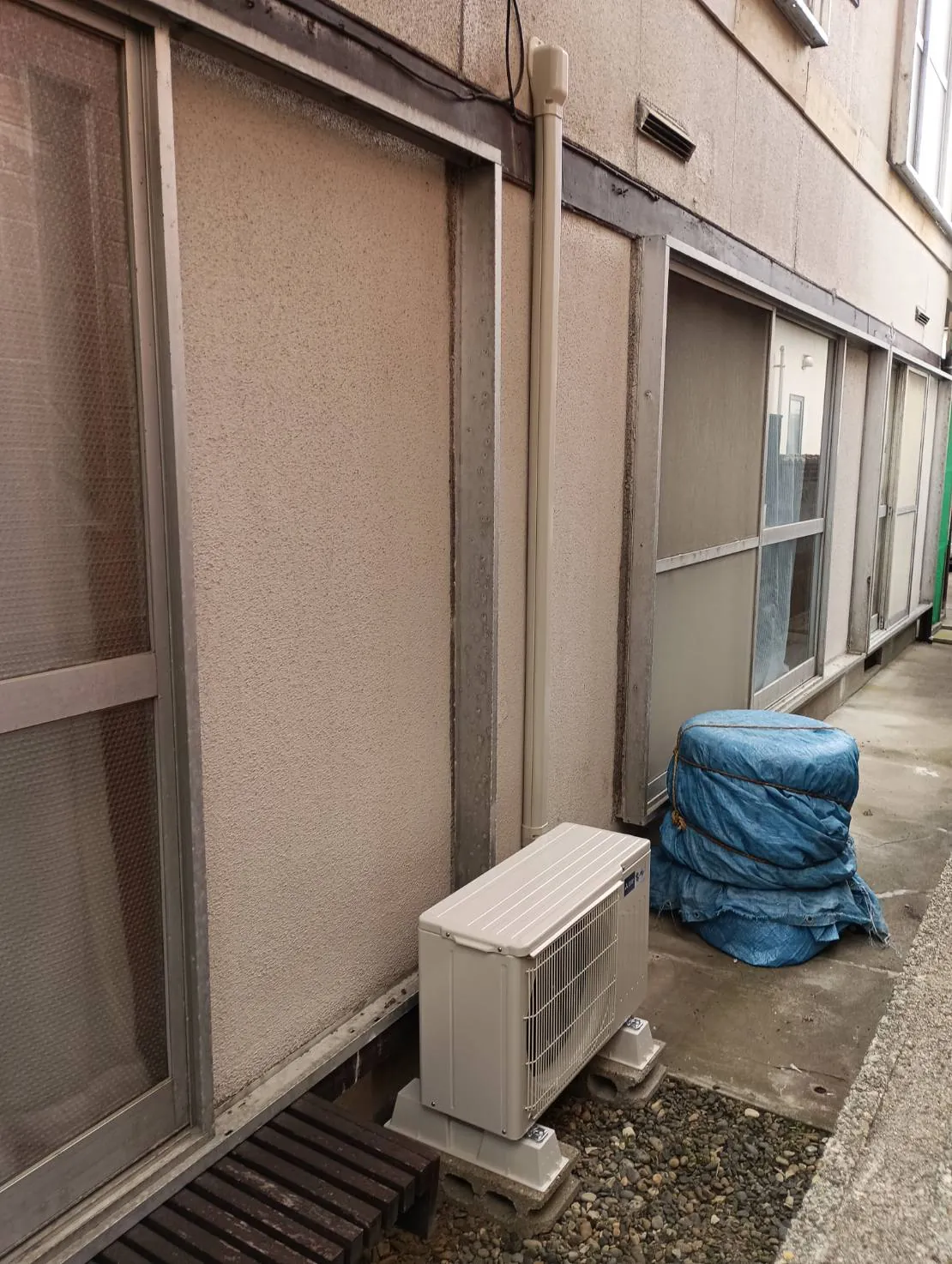 酒田市東大町 エアコン交換後の室外機（三菱電機 霧ヶ峰）