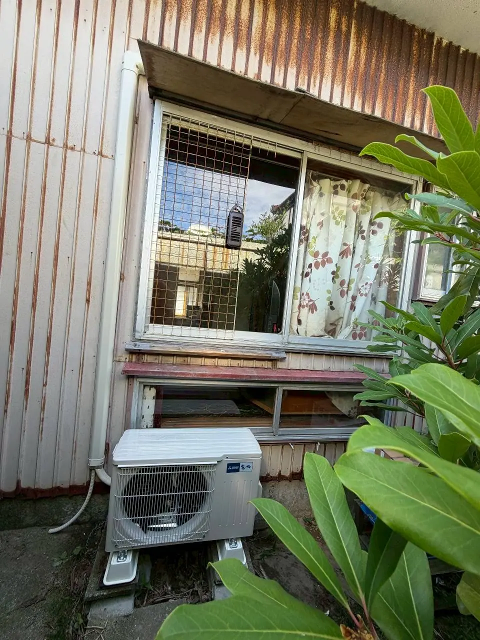 酒田市黒森 エアコン交換後の室外機（ブロック基礎にすっきり設置）施工後