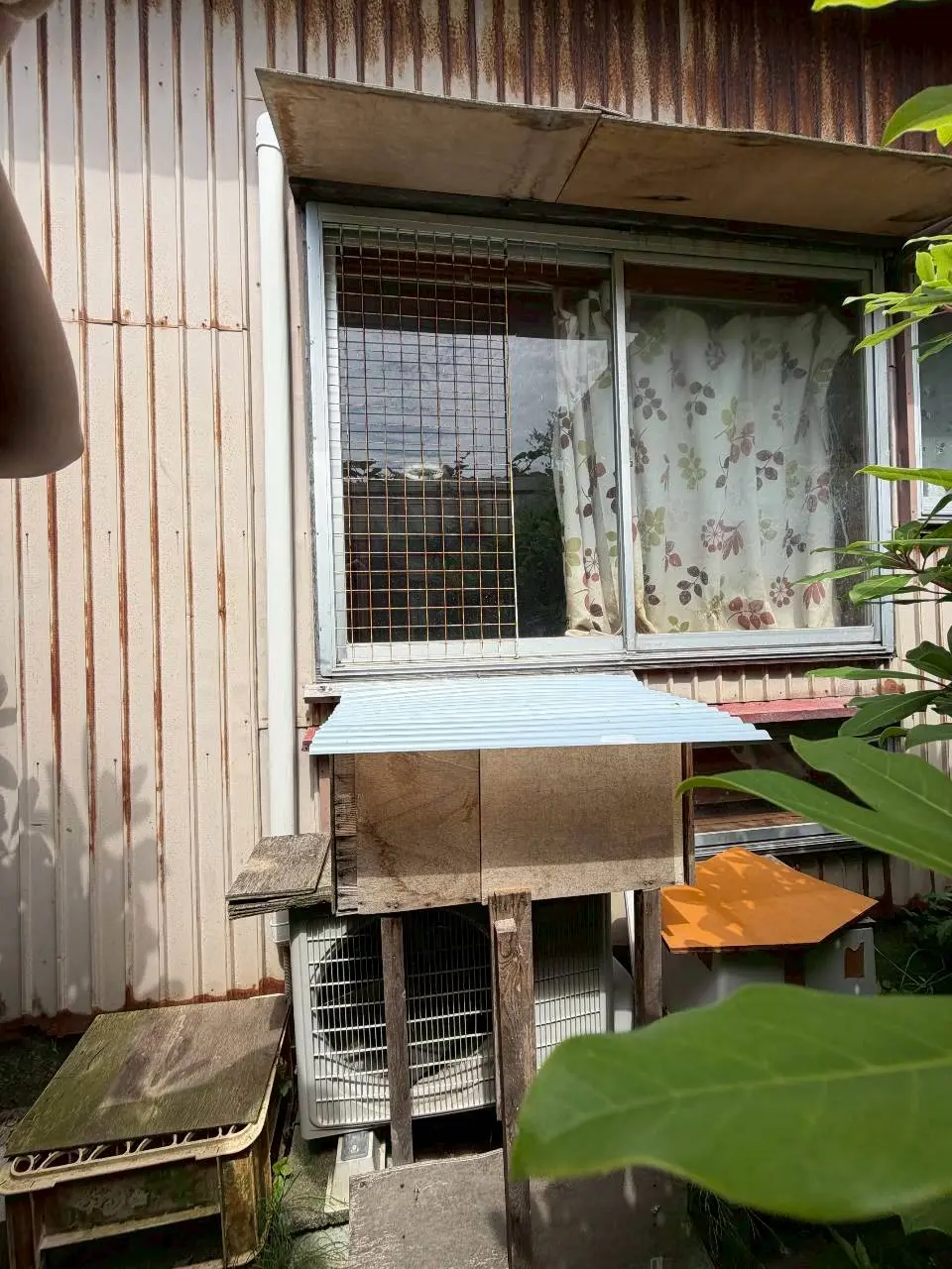 酒田市黒森 交換前の室外機（木製の囲いの中に設置されていた状態）
