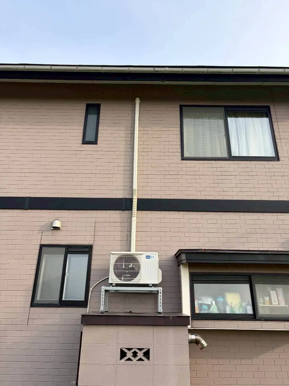 酒田市松山 エアコン新設後の室外機（専用架台で固定・化粧カバー仕上げ）施工後