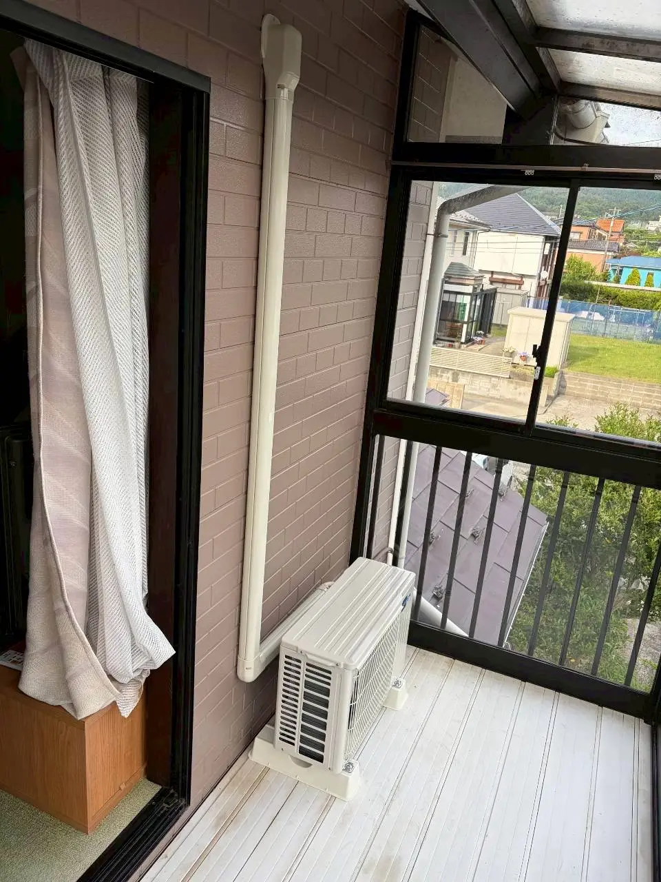酒田市松山 エアコン交換後の室外機（2階バルコニー置き・化粧カバー仕上げ）施工後