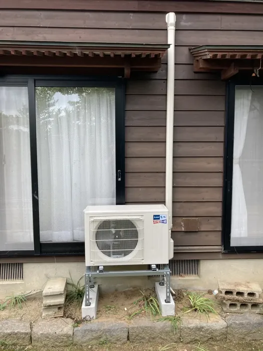 酒田市 交換後の室外機（新しい専用架台の上に水平設置・配管化粧カバー仕上げ）