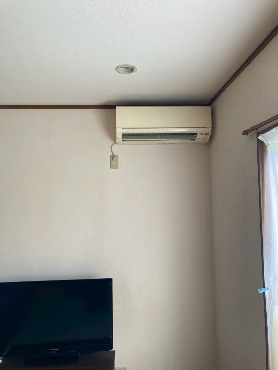 酒田市 交換前の室内機（経年で黄ばんだ旧型機）