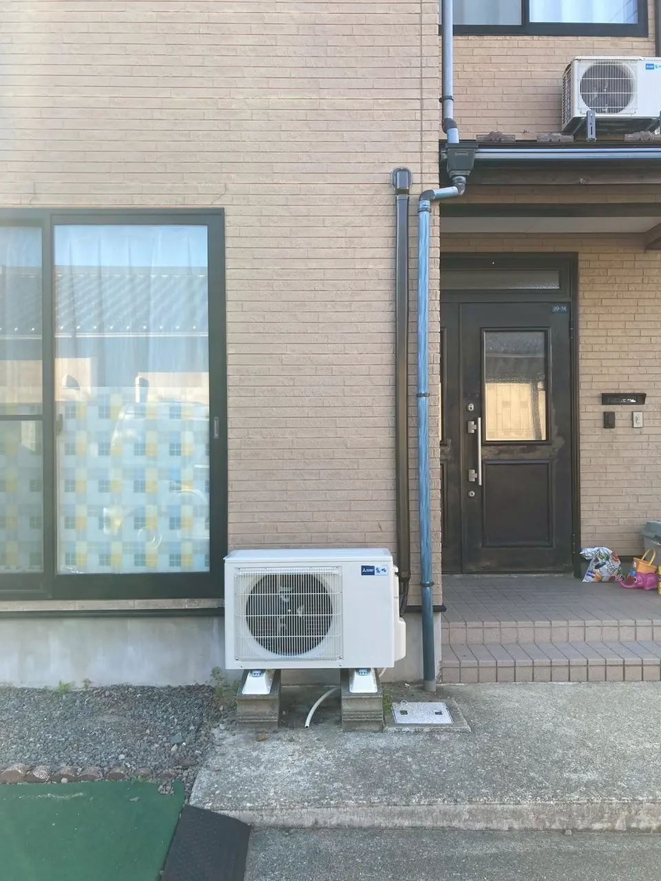 酒田市 エアコン交換後の室外機（玄関脇に設置）施工後