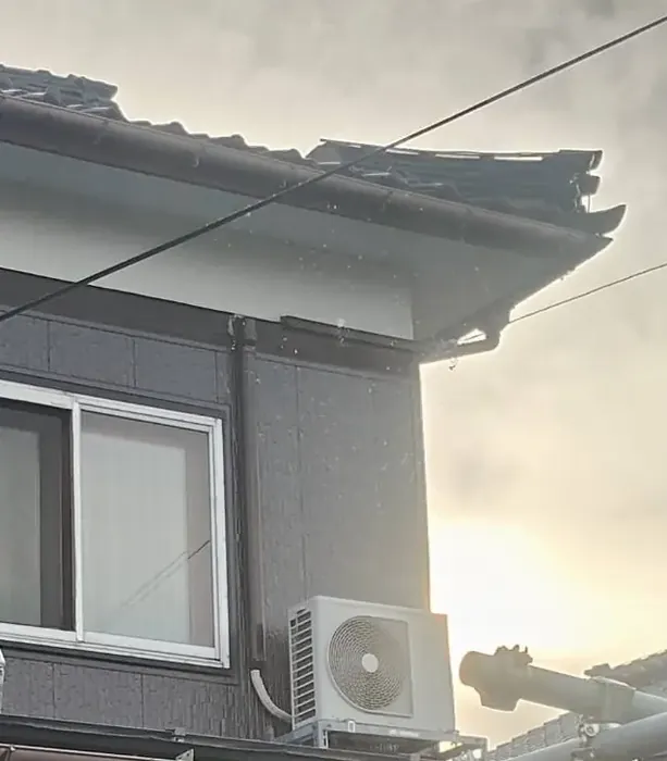 酒田市 交換前の室外機（2階外壁まわりに設置された古い室外機）