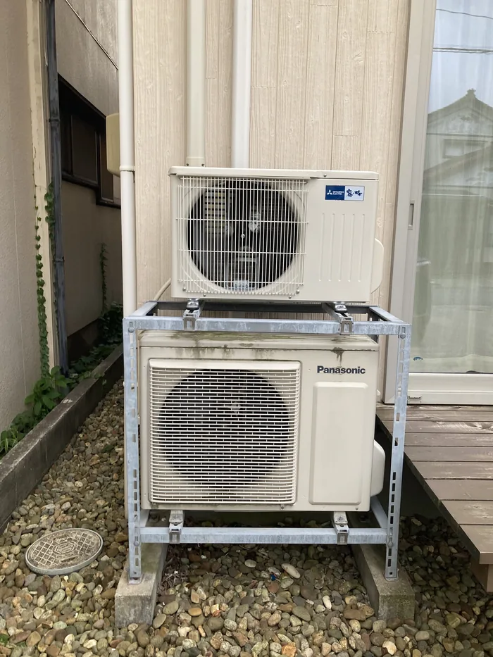 酒田市 交換後の室外機（二段置き架台の上段に新しい室外機を設置）