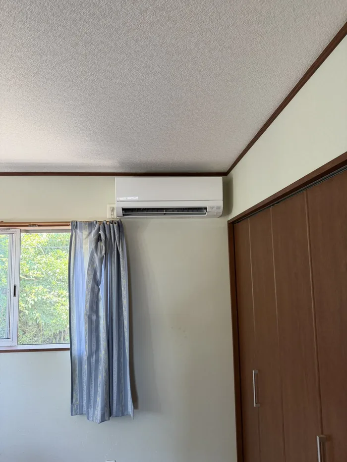 酒田市 新設後の室内機（三菱電機 霧ヶ峰・窓上のスペースに設置）