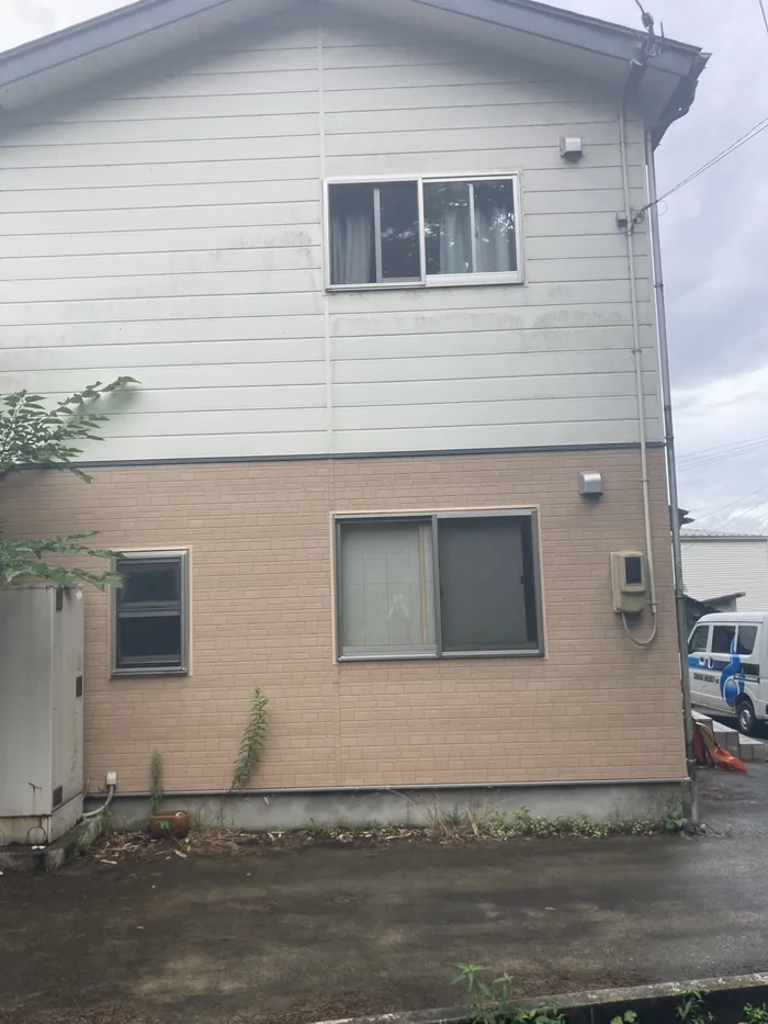 酒田市 設置前の外壁（室外機の設置場所となる駐車場側の壁面）