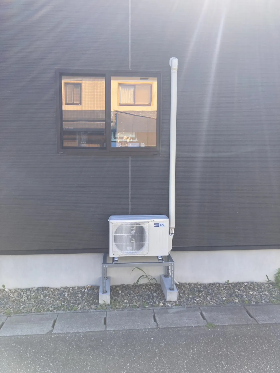 酒田市 エアコン新規取付後の室外機（三菱電機 霧ヶ峰・据付架台で設置）