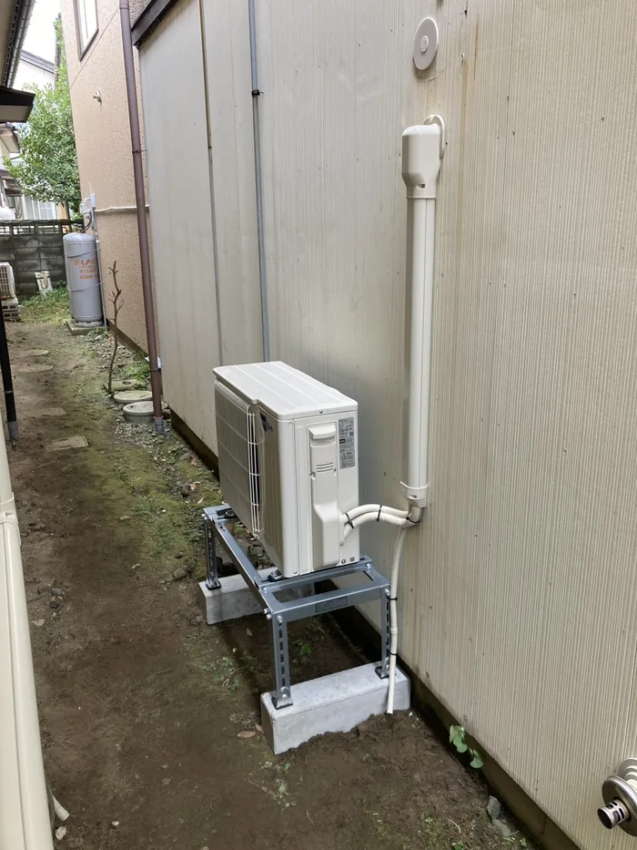 酒田市 交換後の室外機（雪対策の高置き架台に設置・配管化粧カバー仕上げ）
