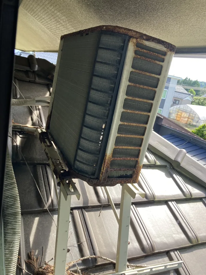 鶴岡市 交換前の室外機（架台ごとサビが進んだ状態）