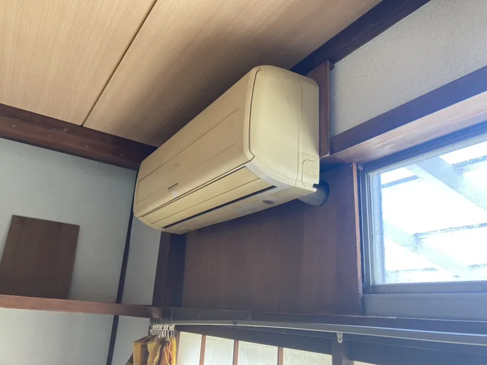 鶴岡市 交換前の室内機（変色の進んだ日立製の旧型エアコン）