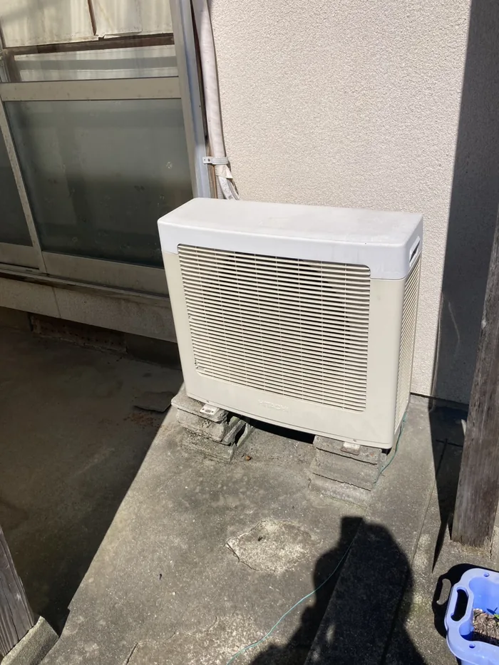 鶴岡市 交換前の室外機（日立製・ブロックの上に直置き）