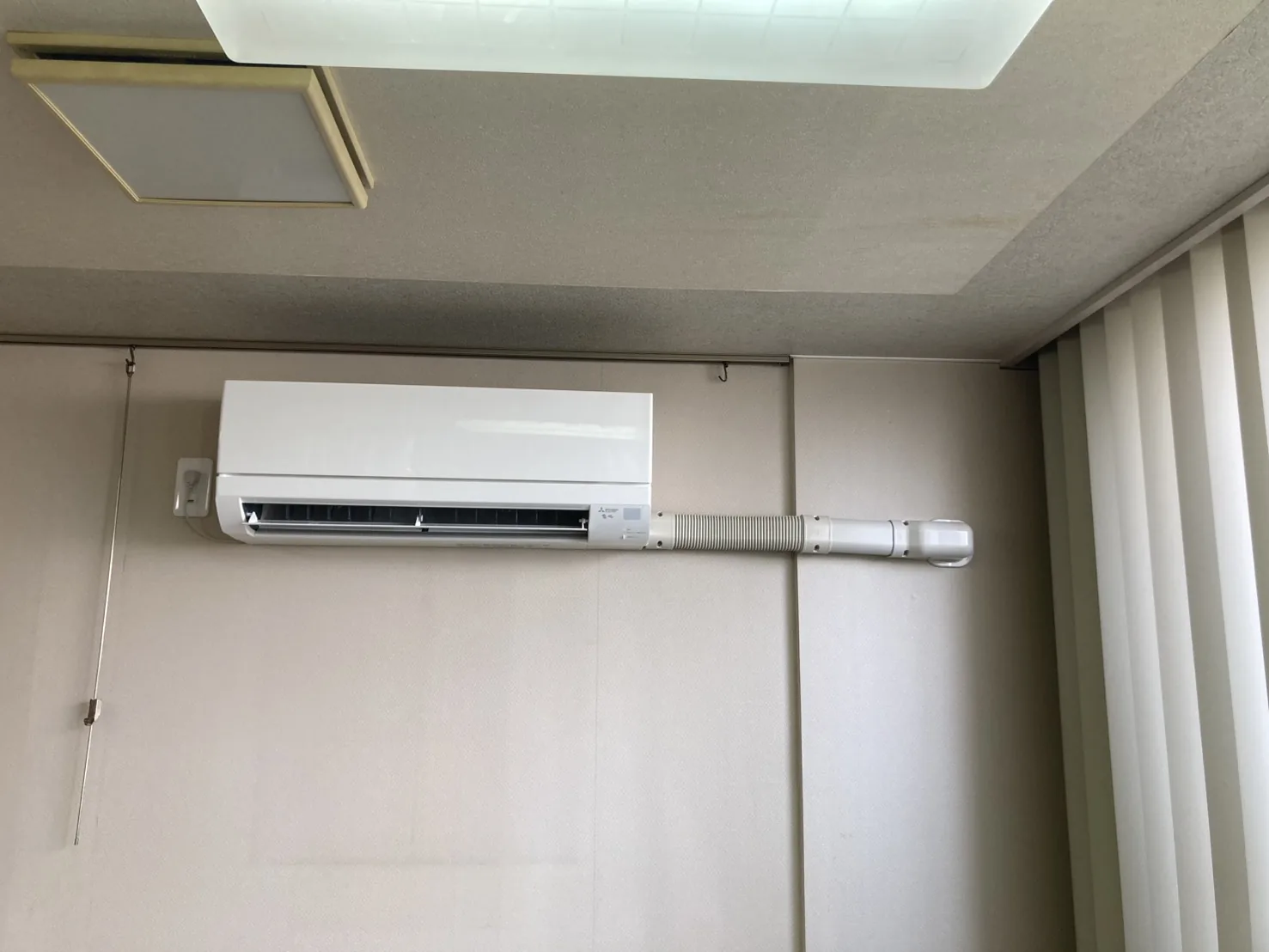 鶴岡市 エアコン新設後の室内機（三菱電機 霧ヶ峰・化粧カバー仕上げ）施工後