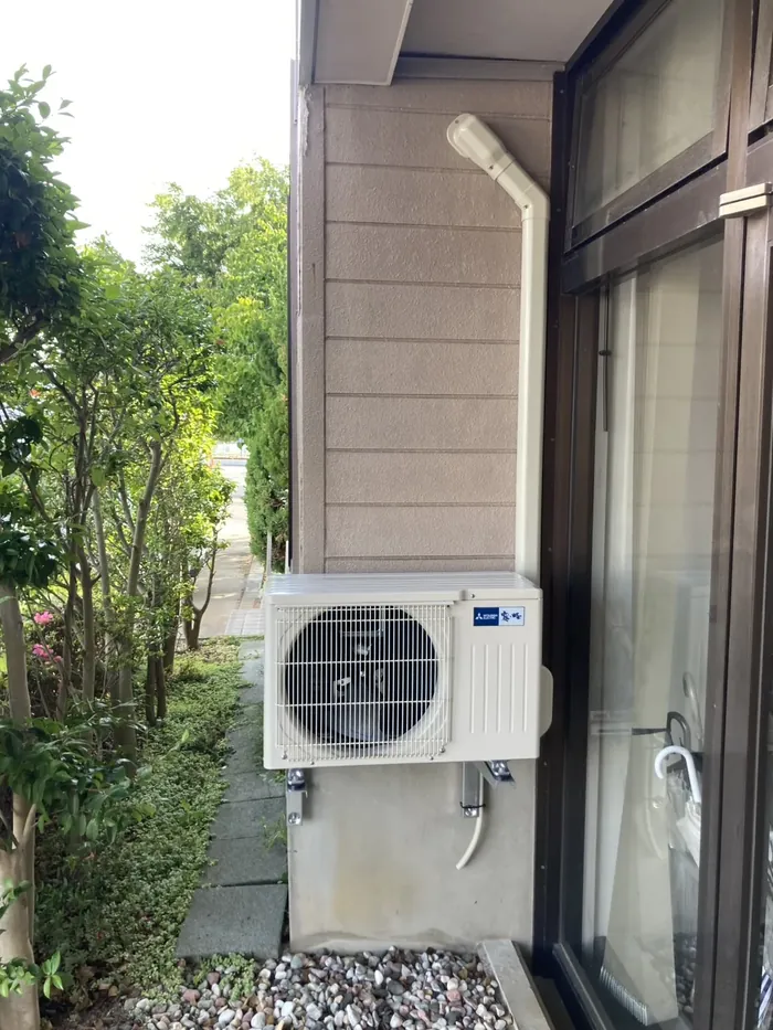 鶴岡市 エアコン新設後の室外機（壁面金具で地面から浮かせて設置・化粧カバー仕上げ）施工後