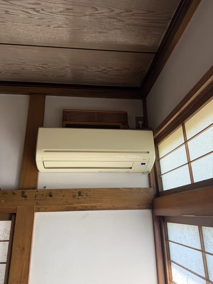 遊佐町 交換前の室内機（長府製の旧型エアコン）