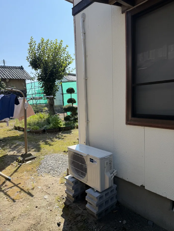 遊佐町 交換後の室外機（三菱電機 霧ヶ峰・ブロックの据付台に設置）