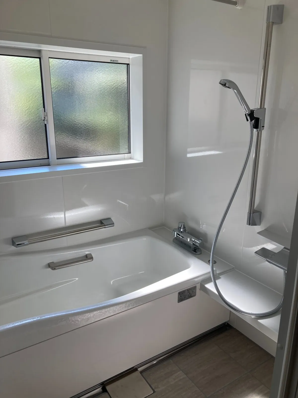 酒田市森様邸 浴室リフォーム後（ユニットバス・白基調）