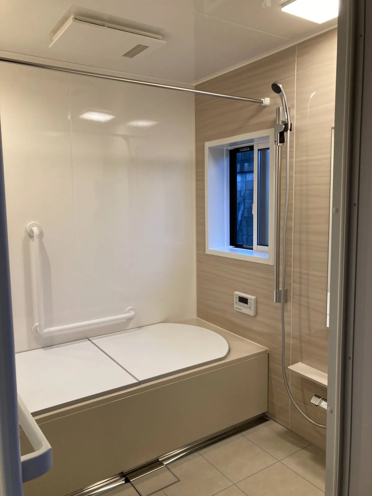 酒田市友野様邸 浴室リフォーム後（木目調ユニットバス）