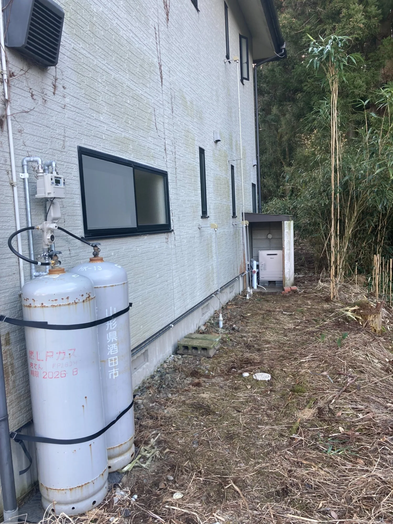 石油ボイラーからガス給湯器切り替え 施工後（LPガス供給設備・屋外給湯器設置）