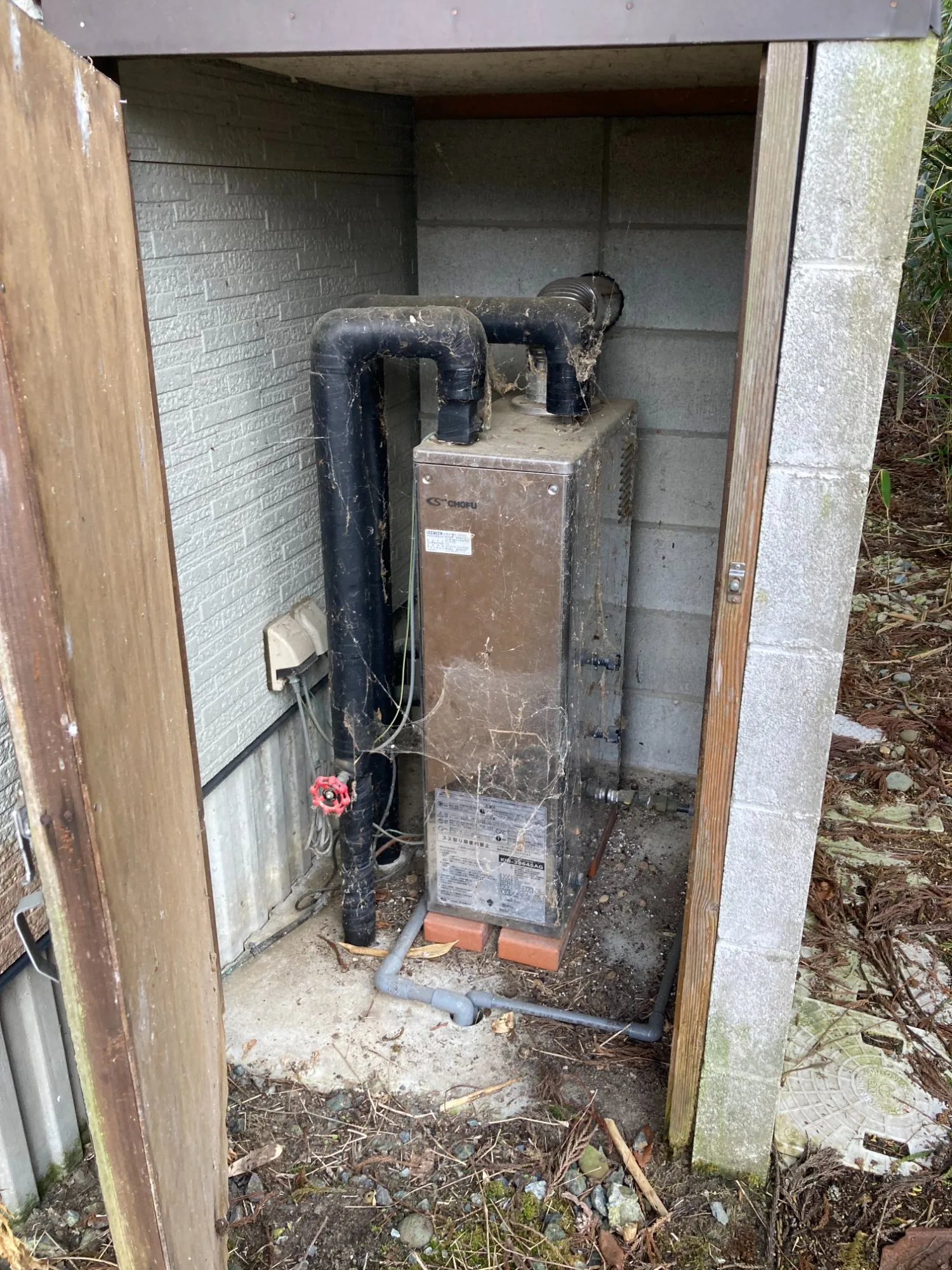 石油ボイラーからガス給湯器切り替え 施工前（長府製石油ボイラー・老朽化）