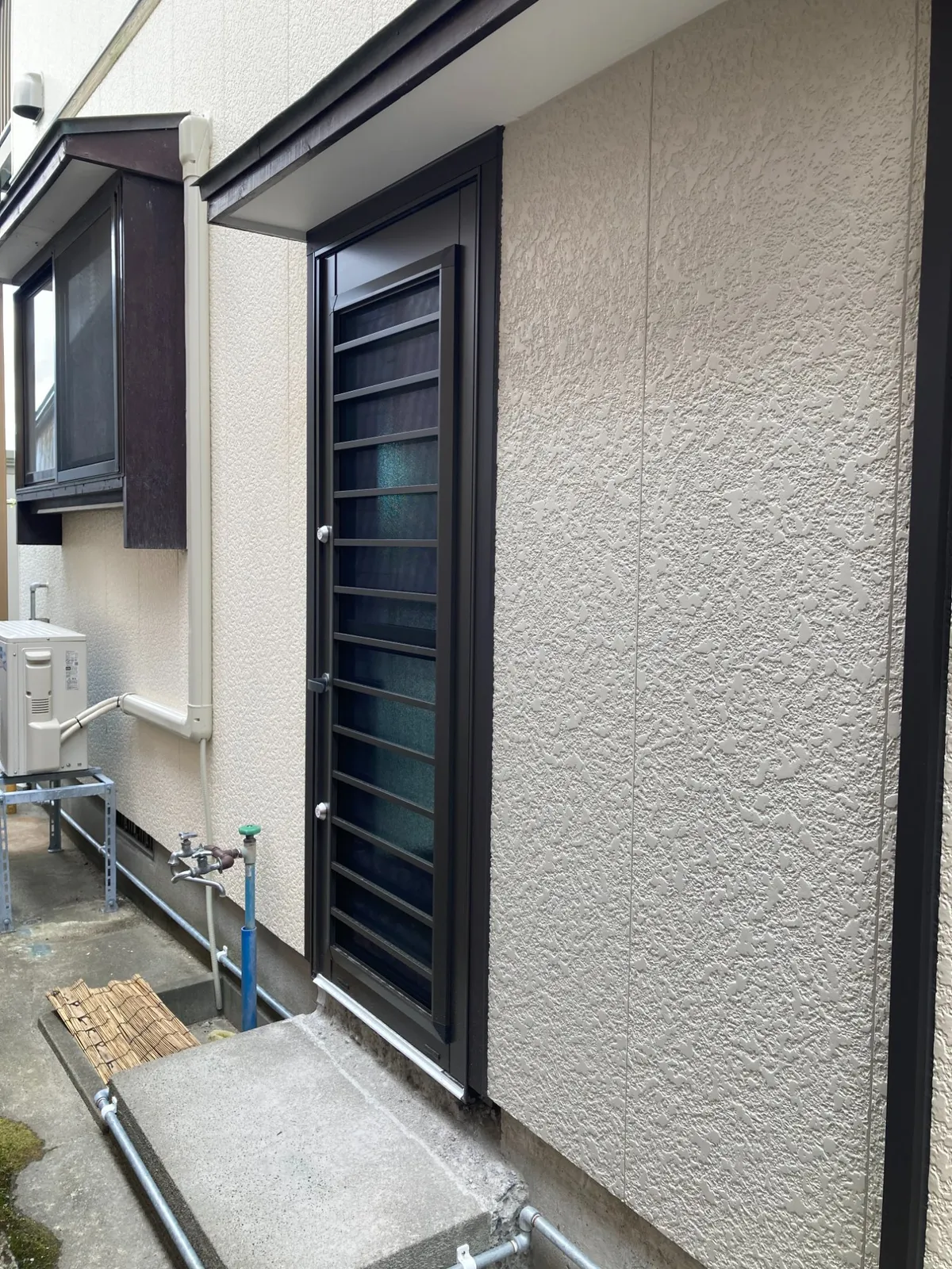 遊佐町 勝手口ドア交換後（断熱ドア・格子デザイン）