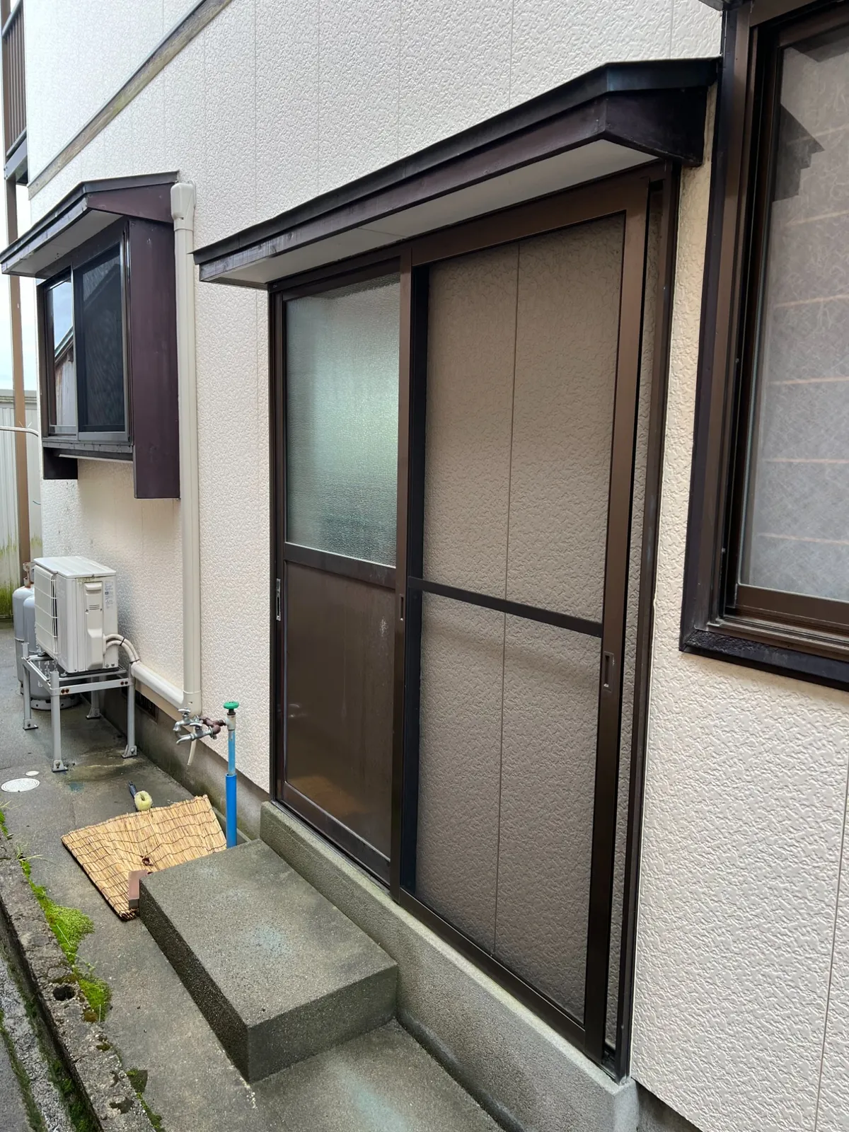 遊佐町 勝手口ドア交換前（引き違い戸・老朽化）