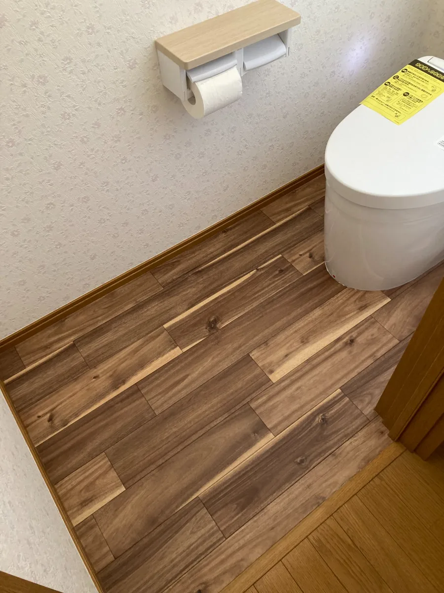 酒田市 トイレ床フロア貼替え後（ウォールナット調クッションフロア・新型便器）