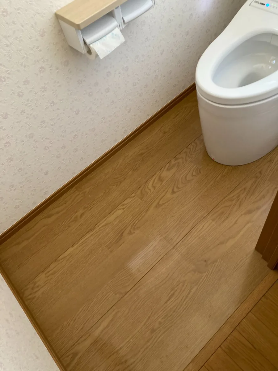 酒田市 トイレ床フロア貼替え前（オーク調フローリング・既設便器）