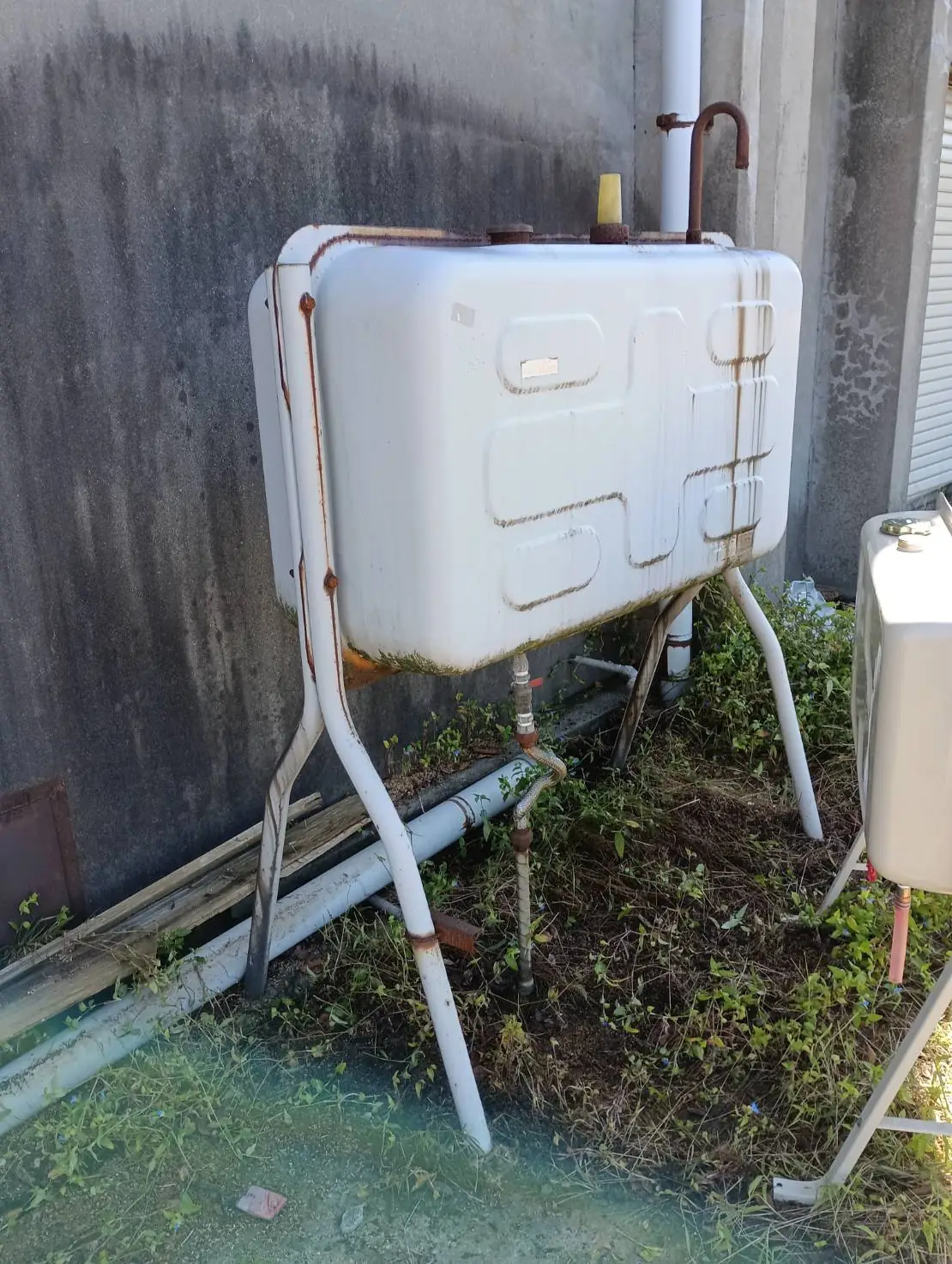 酒田市中北目K様邸 ホームタンク交換前（約15年使用・経年劣化）
