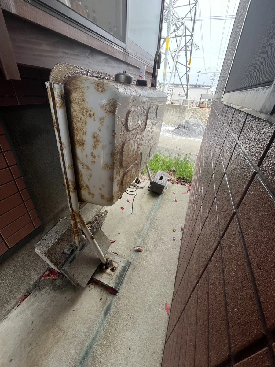 酒田市 ホームタンク交換前（経年劣化により錆びが進行）