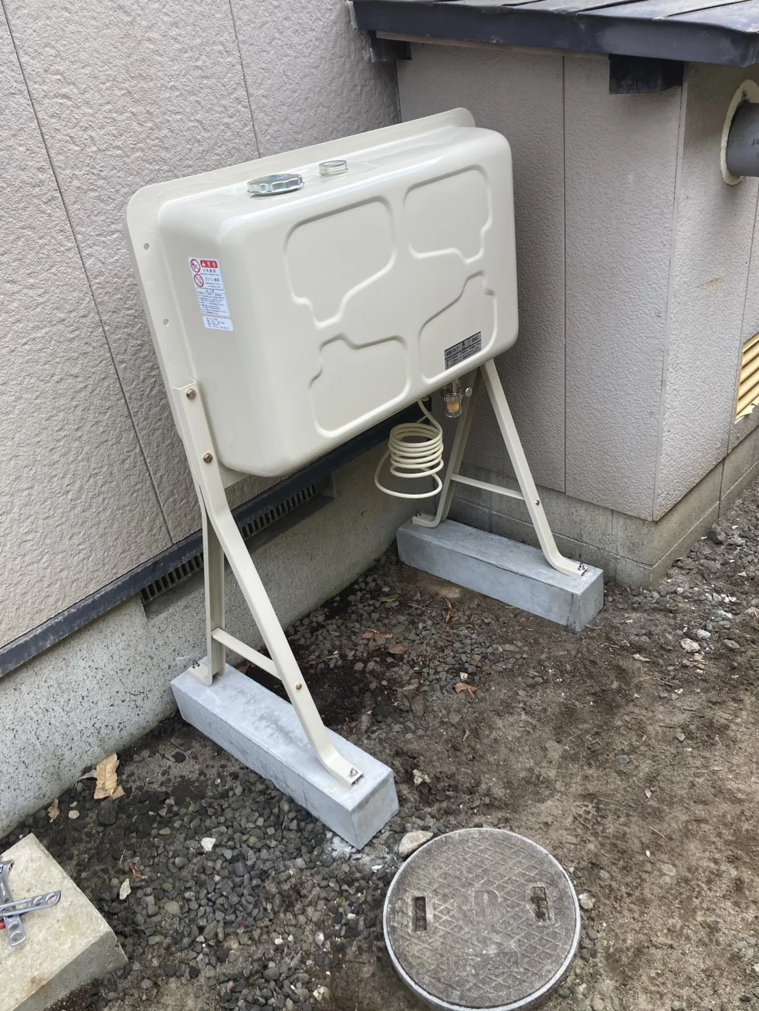酒田市 ホームタンク交換 施工後（100Lへ容量見直し・架台と配管も一新）
