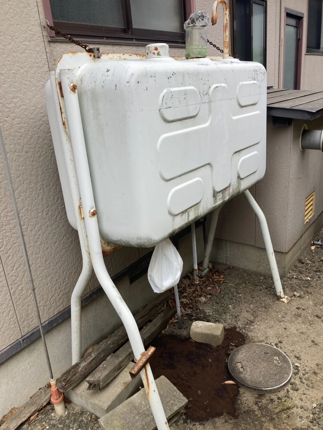酒田市 ホームタンク交換 施工前（400Lの大型タンク・錆と油のにじみ）
