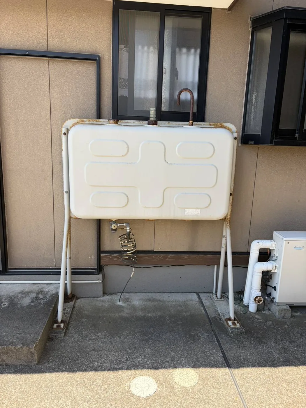 庄内町 ホームタンク交換 施工前（サビの進んだ旧タンク）
