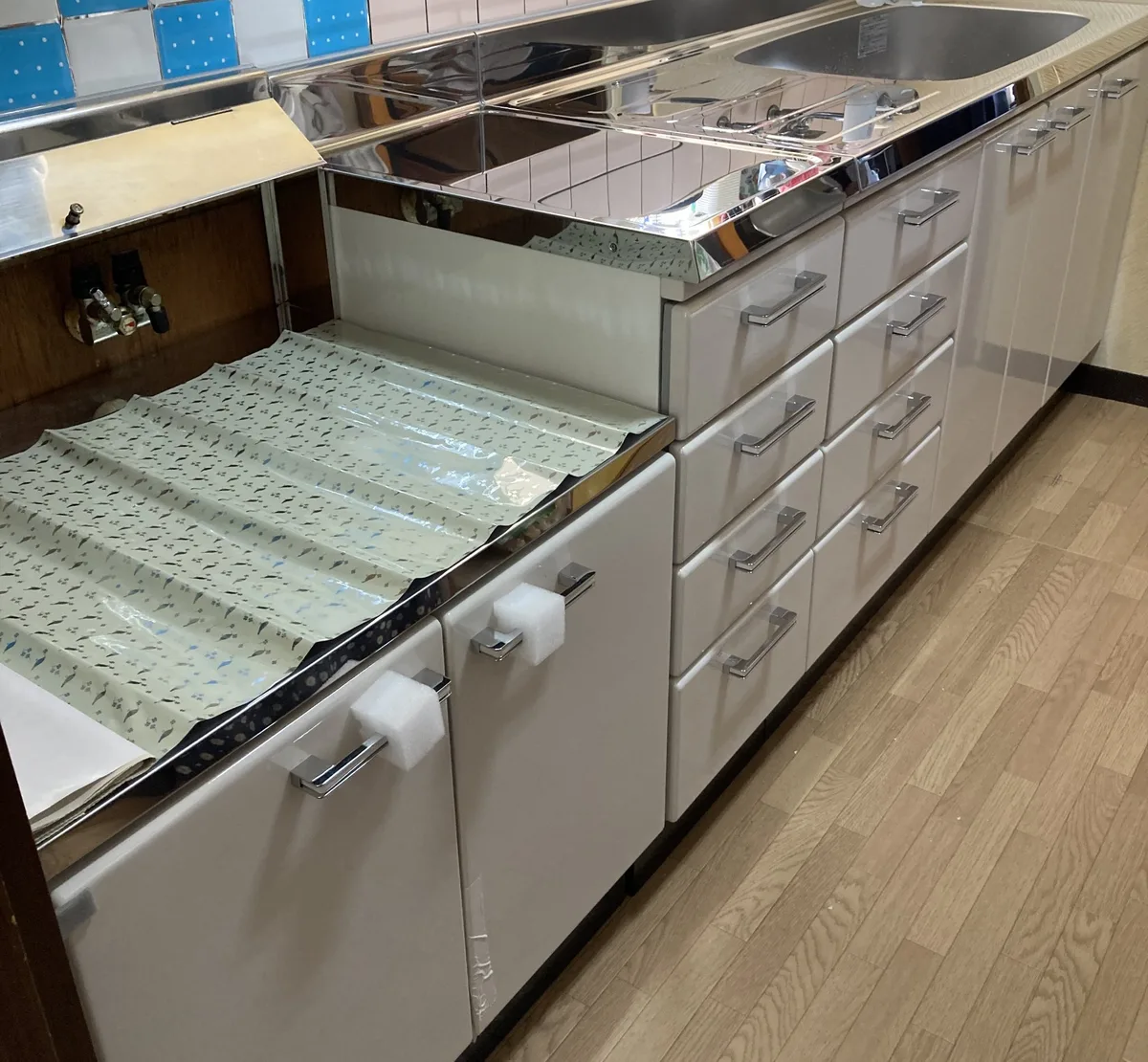 酒田市 システムキッチン交換後（白い扉・ステンレストップ・引出し収納）
