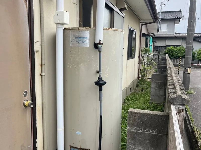酒田市 切り替え前の古い電気温水器（タンク式・錆び・老朽化）