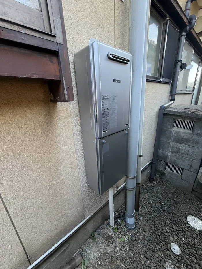 酒田市 交換後のガスふろ給湯器（リンナイ製エコジョーズ・本体色に合わせたシルバーの配管カバー）