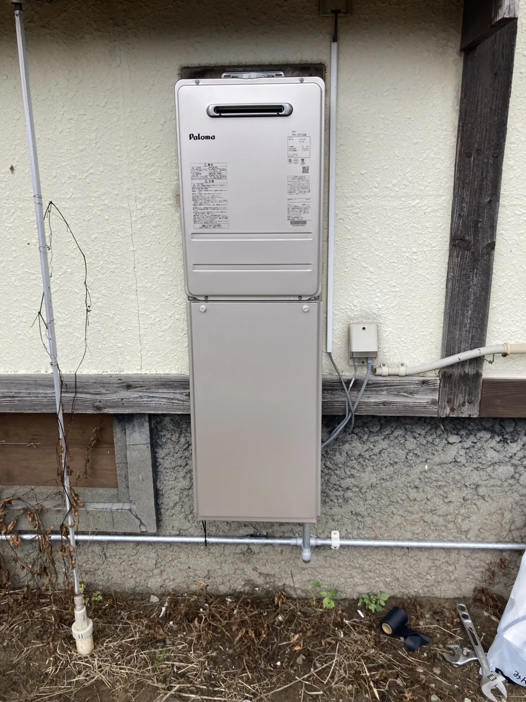 鶴岡市 ガス給湯器交換後（パロマ PH-2015AW・屋外壁掛型・新しい配管カバーで配管を保護）