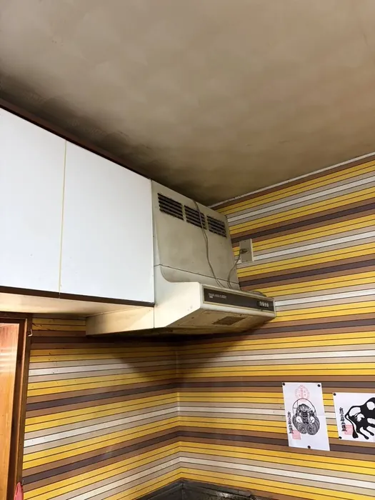 酒田市 レンジフード交換前（古い換気扇型フード・天井まで油汚れ）