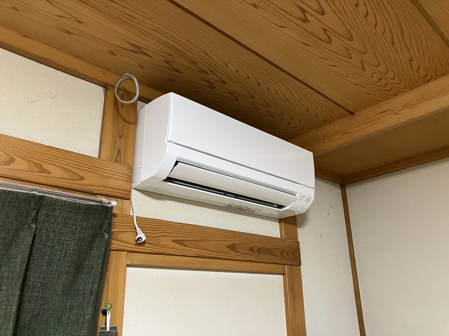 酒田市 和室のエアコン工事・屋根上に室外機を設置 室内機・施工後