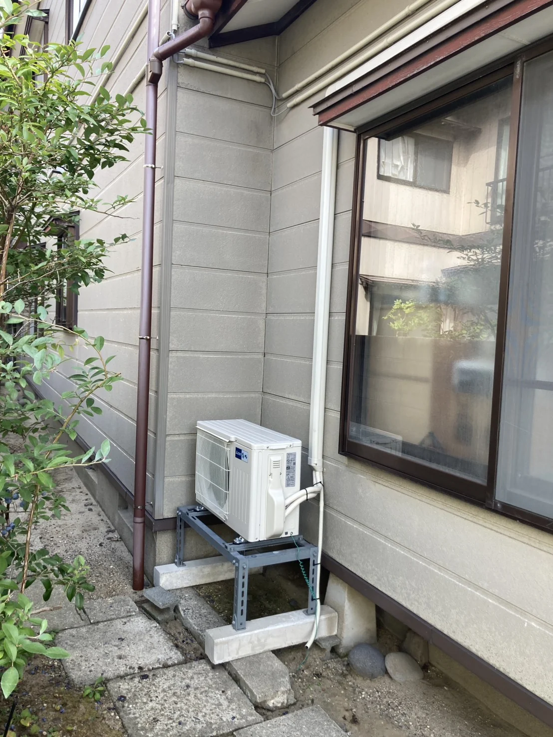 架台置きのエアコンを霧ヶ峰へ交換(酒田市) 室外機 施工後